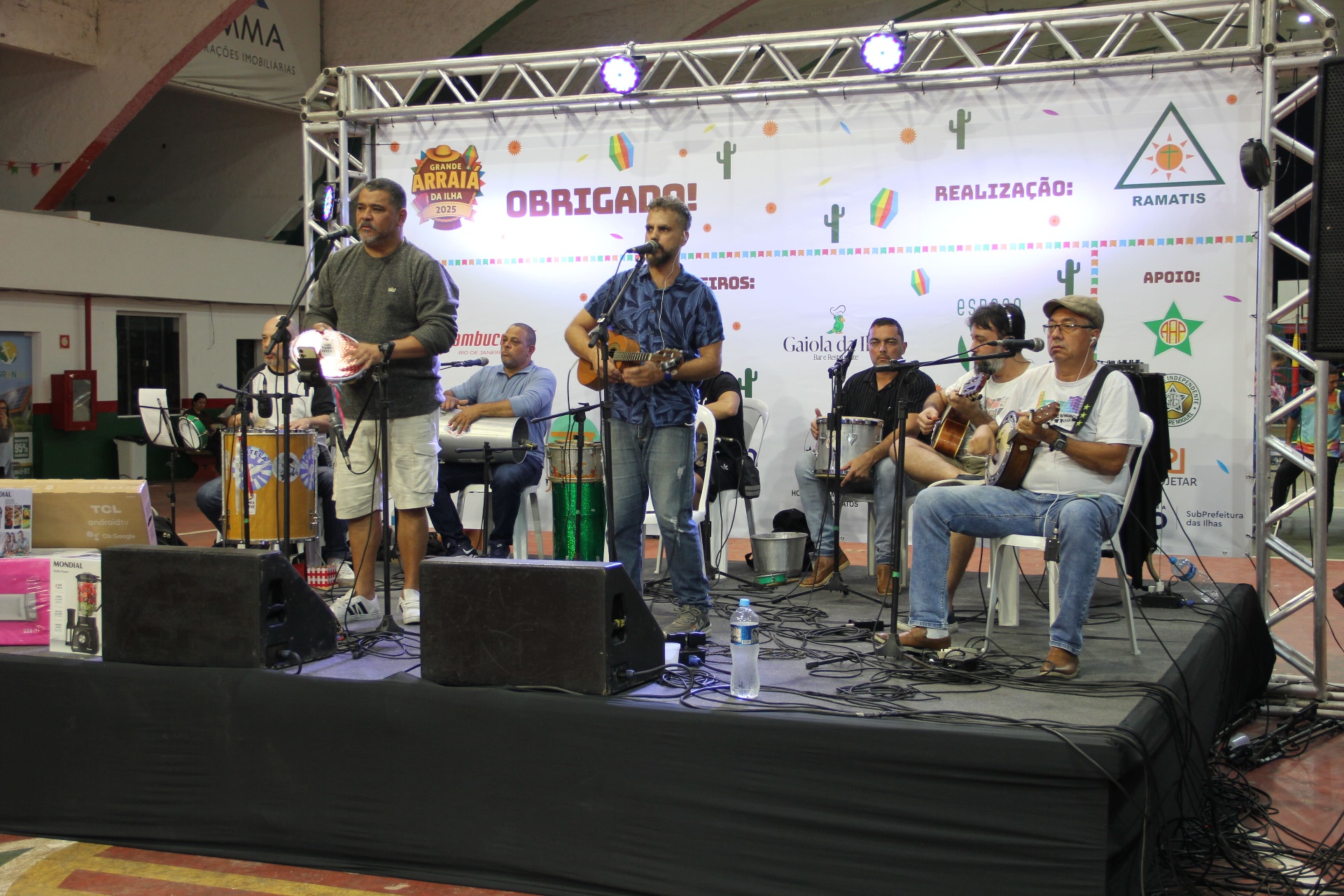 Banda tocando ao vivo no palco do Arraiá da Ilha